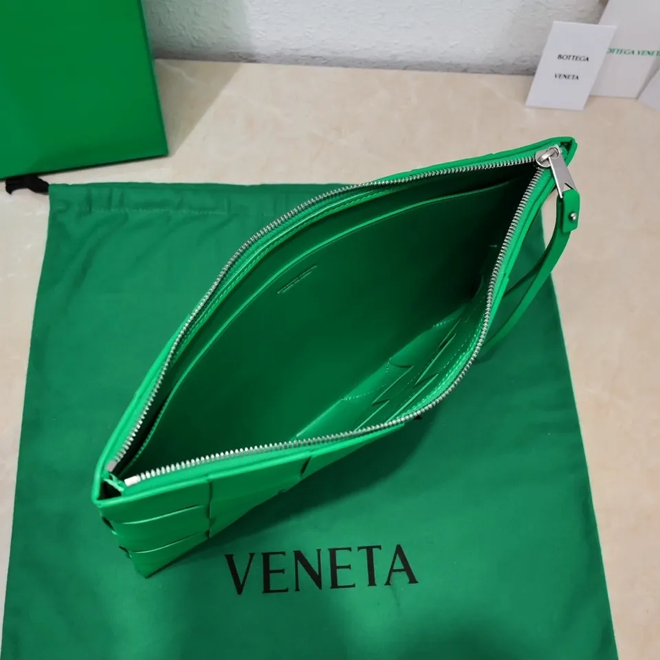 Batch 1360 Bv 2022 new large woven sheepskin handbag [gift], this handbag continues the iconic weaving process of the past. The leather is delicate and soft to the touch, and the overall shape is excellent. There are inner zippers. The strips are organized and stored. It looks casual, but it is the finishing touch to your whole body. The best choice for gifts or personal use. Size: 35x25x1, model: 80-8#